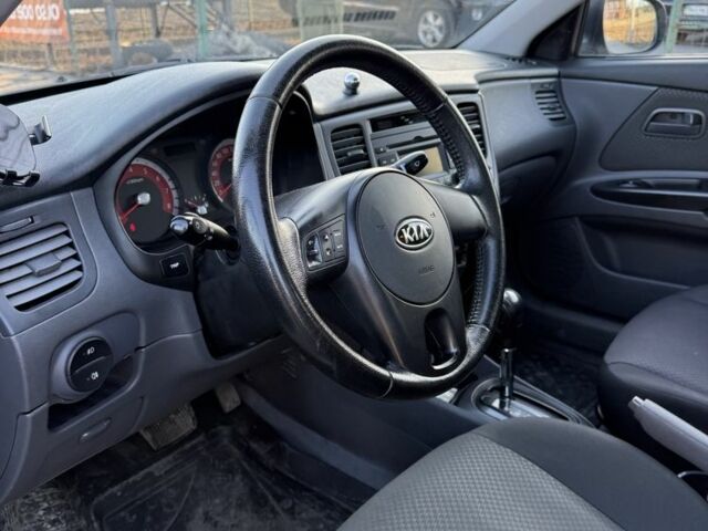 Сірий Кіа Ріо, об'ємом двигуна 1.4 л та пробігом 102 тис. км за 1900 $, фото 5 на Automoto.ua