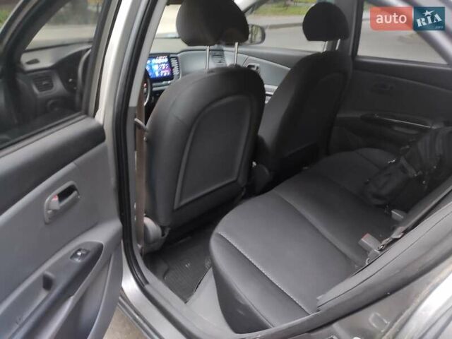 Серый Киа Рио, объемом двигателя 1.4 л и пробегом 226 тыс. км за 5200 $, фото 11 на Automoto.ua