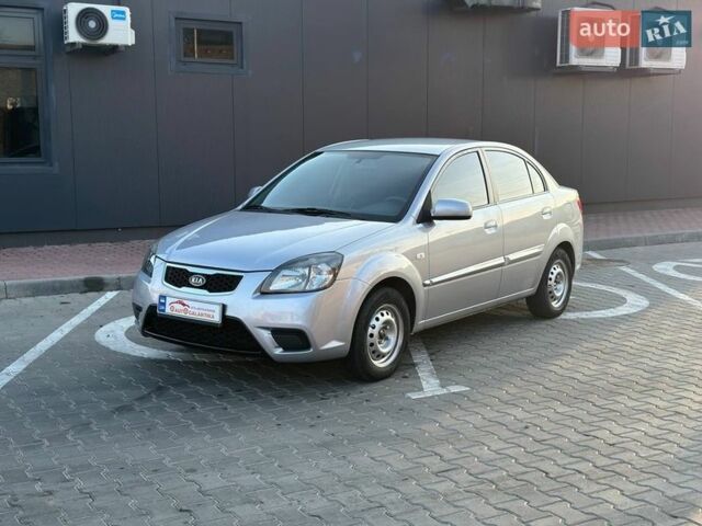 Сірий Кіа Ріо, об'ємом двигуна 1.4 л та пробігом 300 тис. км за 5500 $, фото 3 на Automoto.ua