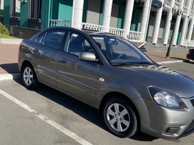Сірий Кіа Ріо, об'ємом двигуна 1.4 л та пробігом 200 тис. км за 5700 $, фото 1 на Automoto.ua