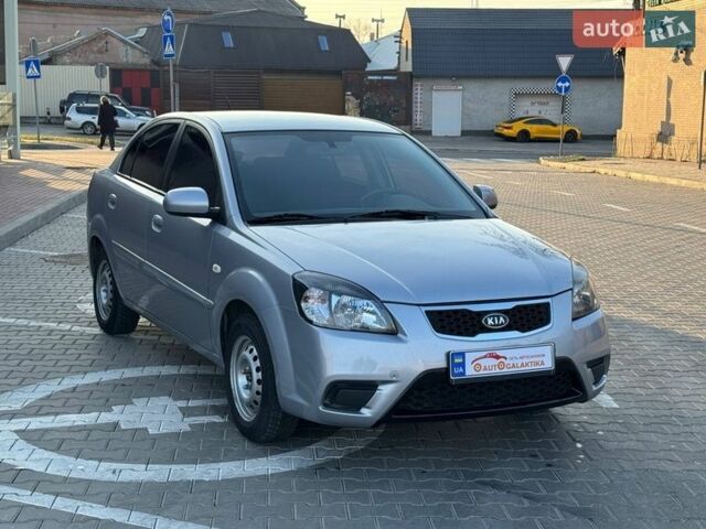 Сірий Кіа Ріо, об'ємом двигуна 1.4 л та пробігом 300 тис. км за 5500 $, фото 4 на Automoto.ua