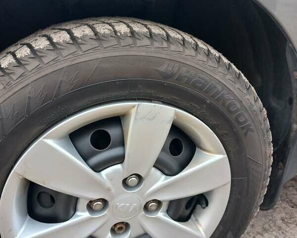 Серый Киа Рио, объемом двигателя 1.4 л и пробегом 197 тыс. км за 6300 $, фото 2 на Automoto.ua