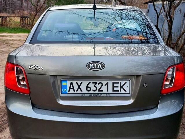 Серый Киа Рио, объемом двигателя 1.4 л и пробегом 200 тыс. км за 5200 $, фото 1 на Automoto.ua