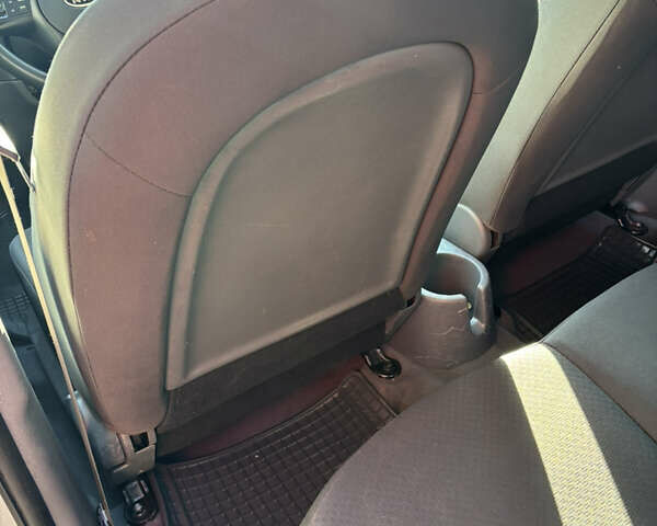 Серый Киа Рио, объемом двигателя 1.4 л и пробегом 138 тыс. км за 6000 $, фото 27 на Automoto.ua