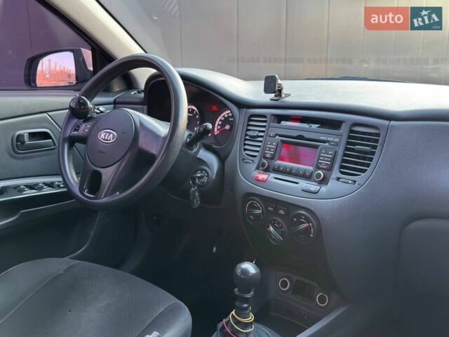 Сірий Кіа Ріо, об'ємом двигуна 1.4 л та пробігом 300 тис. км за 5500 $, фото 20 на Automoto.ua