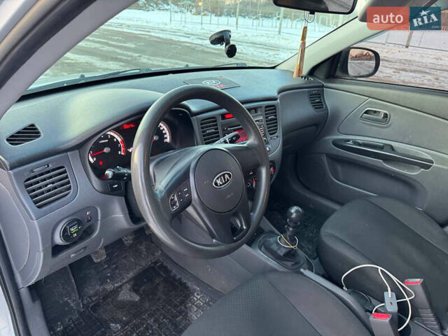 Серый Киа Рио, объемом двигателя 1.4 л и пробегом 228 тыс. км за 4550 $, фото 8 на Automoto.ua