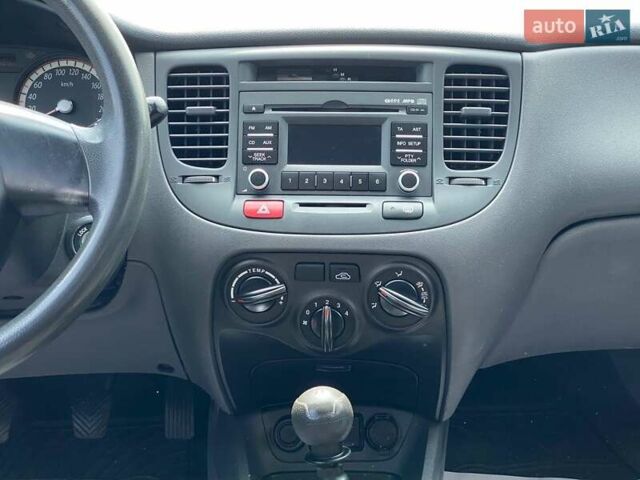 Серый Киа Рио, объемом двигателя 1.4 л и пробегом 80 тыс. км за 5000 $, фото 15 на Automoto.ua
