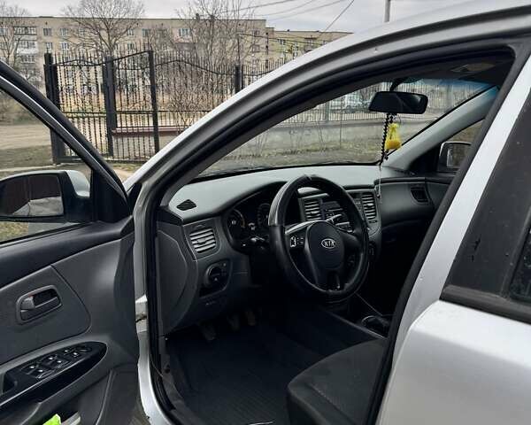 Сірий Кіа Ріо, об'ємом двигуна 1.4 л та пробігом 191 тис. км за 3400 $, фото 3 на Automoto.ua