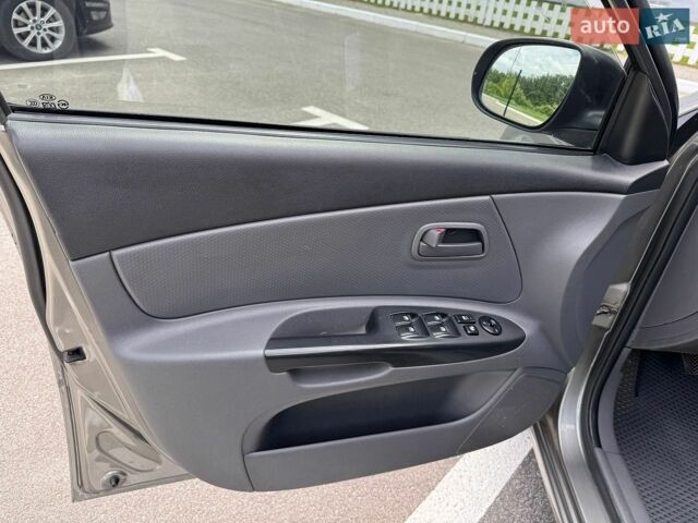 Серый Киа Рио, объемом двигателя 1.4 л и пробегом 195 тыс. км за 5250 $, фото 12 на Automoto.ua