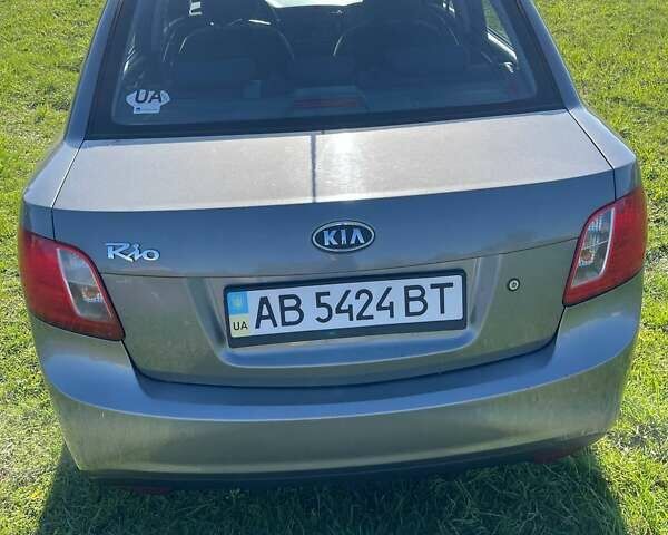 Серый Киа Рио, объемом двигателя 1.4 л и пробегом 208 тыс. км за 5400 $, фото 1 на Automoto.ua