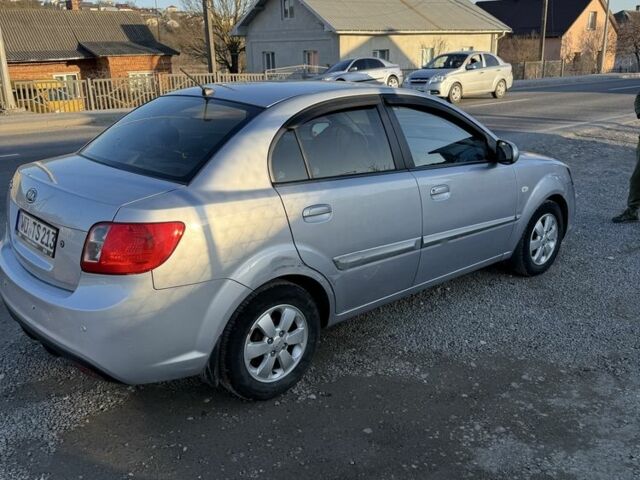 Сірий Кіа Ріо, об'ємом двигуна 1.4 л та пробігом 102 тис. км за 1900 $, фото 1 на Automoto.ua