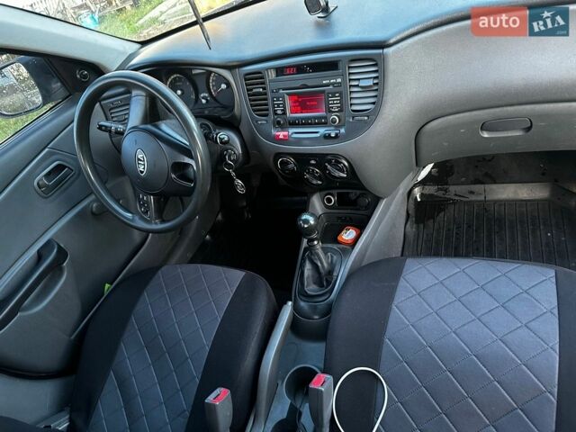 Сірий Кіа Ріо, об'ємом двигуна 1.4 л та пробігом 245 тис. км за 4000 $, фото 9 на Automoto.ua