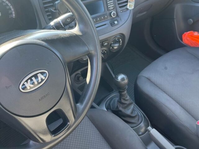 Сірий Кіа Ріо, об'ємом двигуна 1.4 л та пробігом 208 тис. км за 5400 $, фото 2 на Automoto.ua