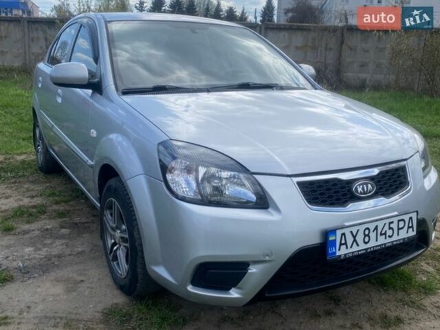Серый Киа Рио, объемом двигателя 1.4 л и пробегом 154 тыс. км за 5300 $, фото 2 на Automoto.ua