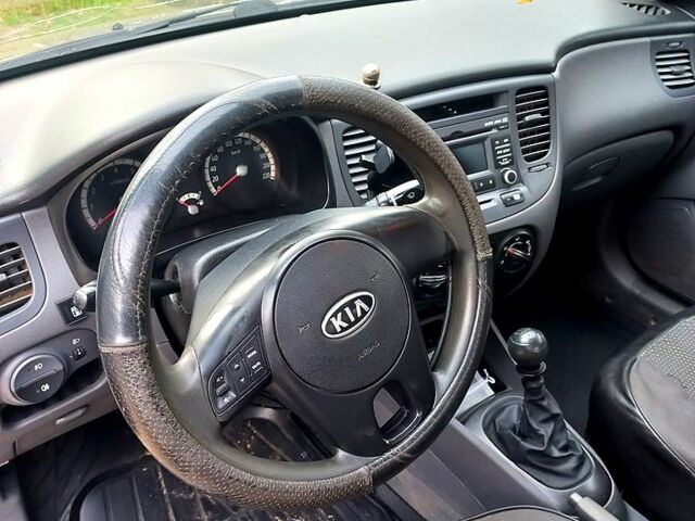 Серый Киа Рио, объемом двигателя 1.4 л и пробегом 200 тыс. км за 5200 $, фото 2 на Automoto.ua
