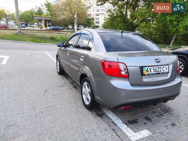 Серый Киа Рио, объемом двигателя 1.4 л и пробегом 226 тыс. км за 5200 $, фото 8 на Automoto.ua