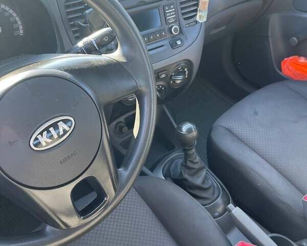 Серый Киа Рио, объемом двигателя 1.4 л и пробегом 208 тыс. км за 5400 $, фото 2 на Automoto.ua