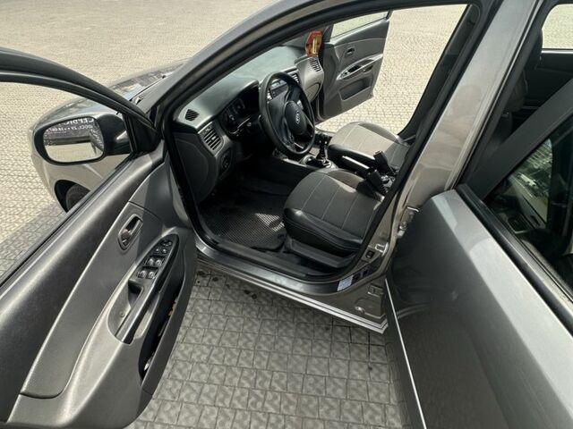 Сірий Кіа Ріо, об'ємом двигуна 1.4 л та пробігом 380 тис. км за 4510 $, фото 8 на Automoto.ua