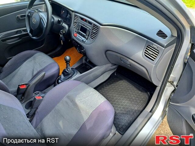 Серый Киа Рио, объемом двигателя 1.4 л и пробегом 174 тыс. км за 6000 $, фото 5 на Automoto.ua