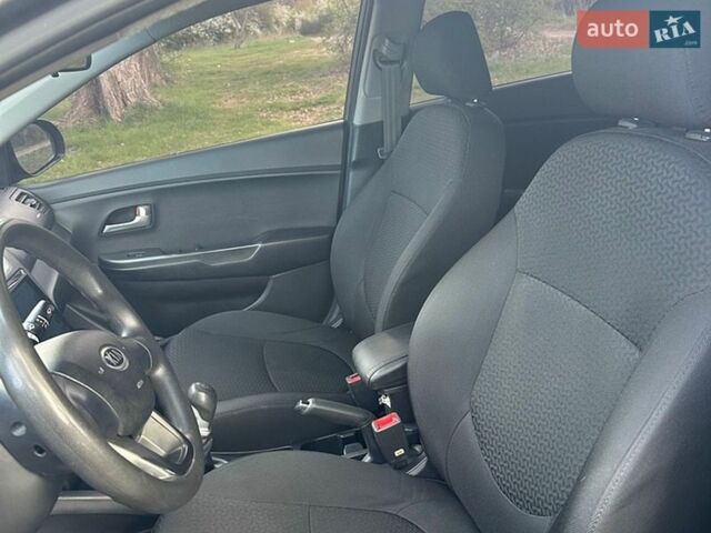 Серый Киа Рио, объемом двигателя 1.4 л и пробегом 155 тыс. км за 6700 $, фото 13 на Automoto.ua