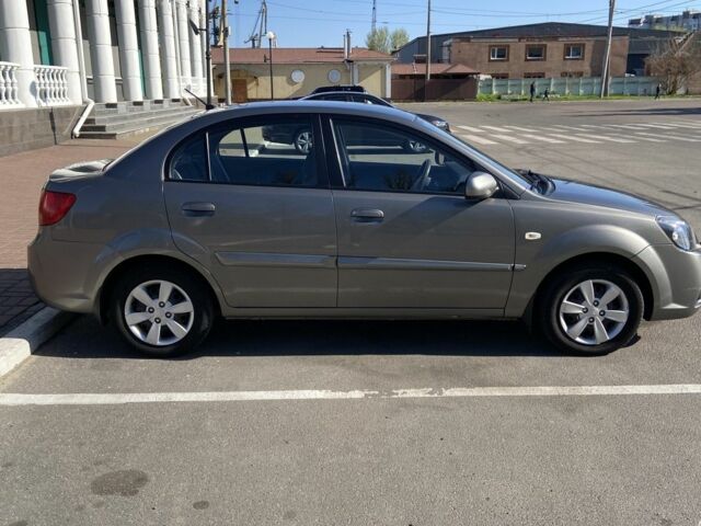 Сірий Кіа Ріо, об'ємом двигуна 1.4 л та пробігом 200 тис. км за 5700 $, фото 4 на Automoto.ua