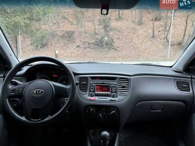 Серый Киа Рио, объемом двигателя 1.4 л и пробегом 89 тыс. км за 4200 $, фото 9 на Automoto.ua
