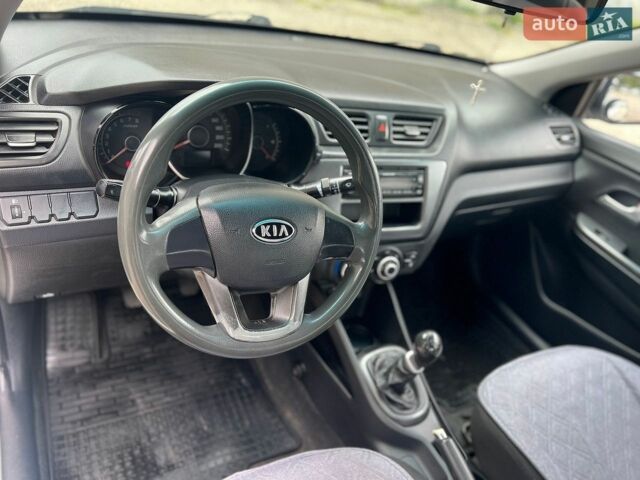 Сірий Кіа Ріо, об'ємом двигуна 1.4 л та пробігом 257 тис. км за 5600 $, фото 7 на Automoto.ua