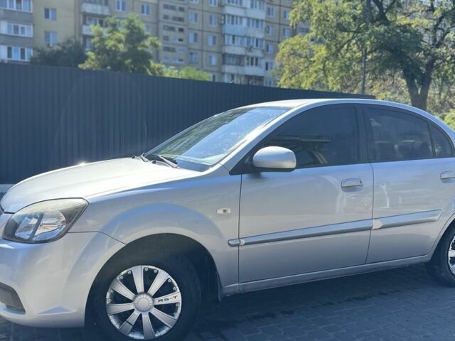 Серый Киа Рио, объемом двигателя 1.4 л и пробегом 180 тыс. км за 4211 $, фото 3 на Automoto.ua