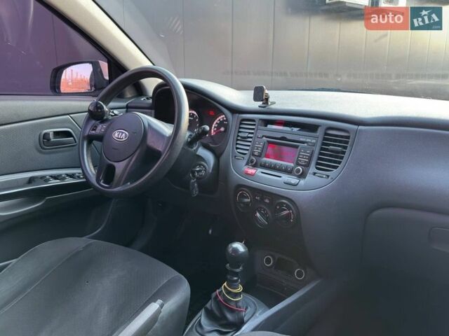 Сірий Кіа Ріо, об'ємом двигуна 1.4 л та пробігом 300 тис. км за 5500 $, фото 18 на Automoto.ua