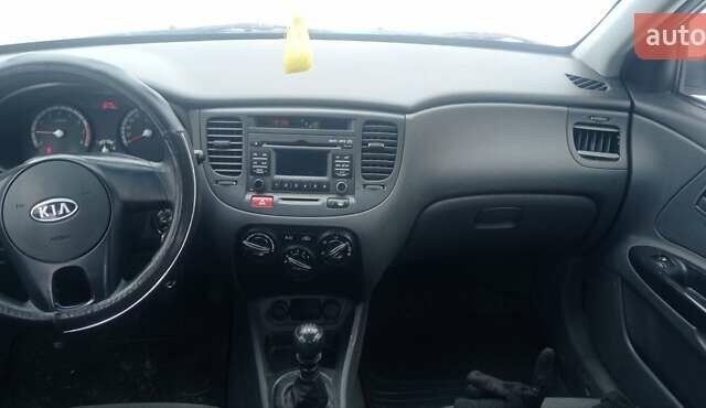 Сірий Кіа Ріо, об'ємом двигуна 1.4 л та пробігом 192 тис. км за 3900 $, фото 4 на Automoto.ua
