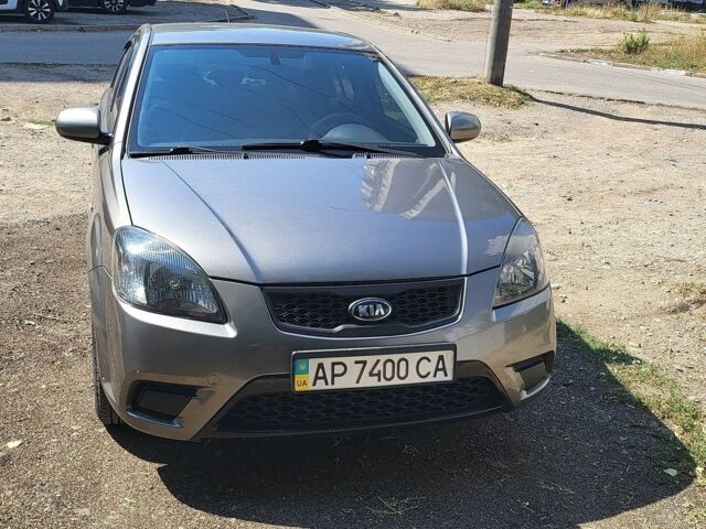 Серый Киа Рио, объемом двигателя 1.4 л и пробегом 90 тыс. км за 5000 $, фото 1 на Automoto.ua