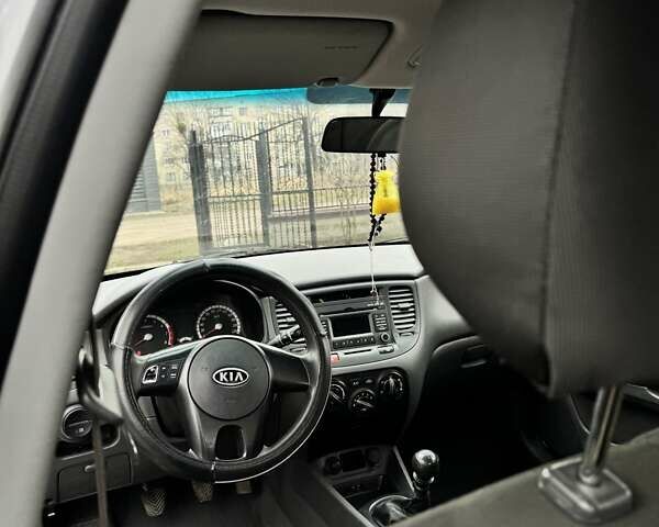 Сірий Кіа Ріо, об'ємом двигуна 1.4 л та пробігом 191 тис. км за 3400 $, фото 10 на Automoto.ua