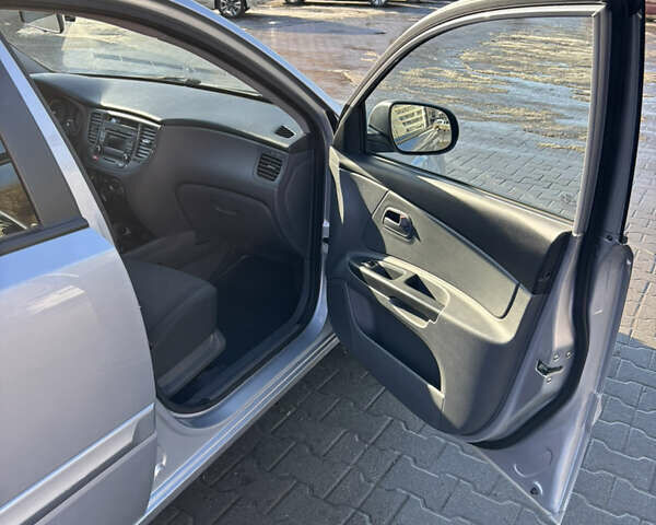 Серый Киа Рио, объемом двигателя 1.4 л и пробегом 138 тыс. км за 6000 $, фото 14 на Automoto.ua