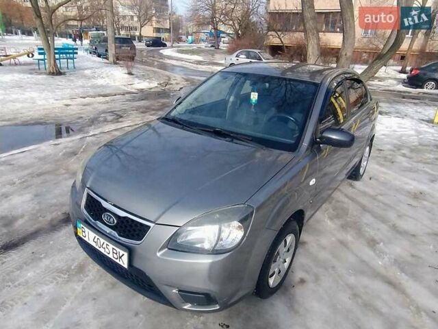 Серый Киа Рио, объемом двигателя 1.4 л и пробегом 271 тыс. км за 5000 $, фото 1 на Automoto.ua
