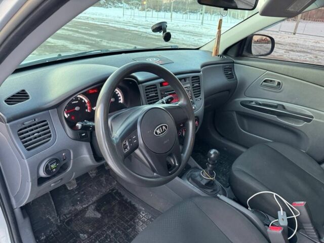 Сірий Кіа Ріо, об'ємом двигуна 1.4 л та пробігом 225 тис. км за 5241 $, фото 4 на Automoto.ua