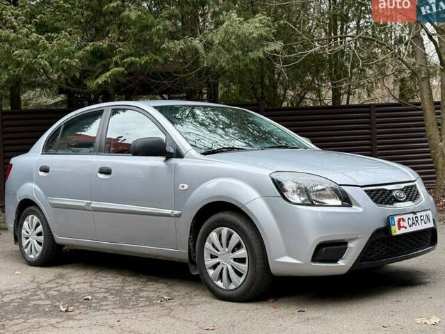 Серый Киа Рио, объемом двигателя 1.4 л и пробегом 89 тыс. км за 4200 $, фото 3 на Automoto.ua