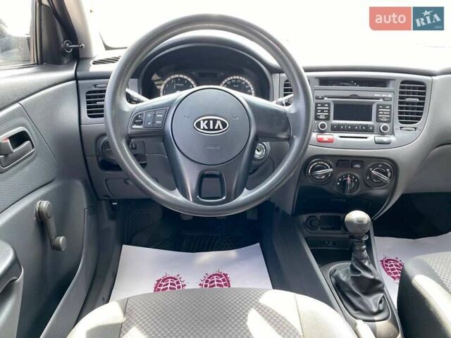 Серый Киа Рио, объемом двигателя 1.4 л и пробегом 80 тыс. км за 5000 $, фото 18 на Automoto.ua