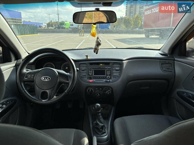 Серый Киа Рио, объемом двигателя 1.4 л и пробегом 167 тыс. км за 5800 $, фото 4 на Automoto.ua