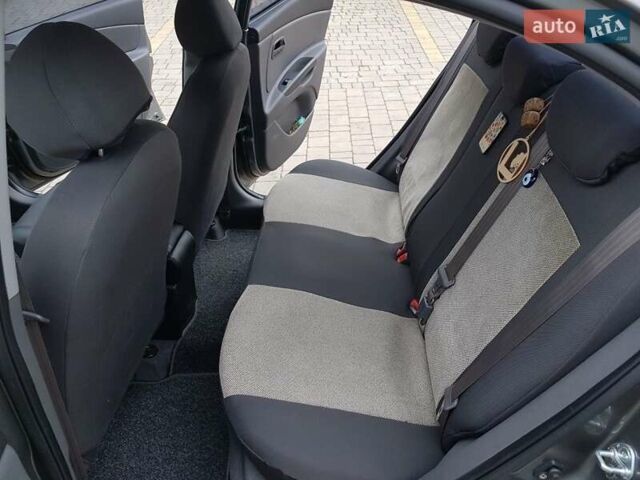 Серый Киа Рио, объемом двигателя 1.4 л и пробегом 183 тыс. км за 5900 $, фото 3 на Automoto.ua