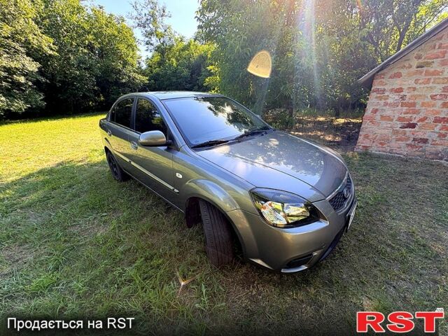 Серый Киа Рио, объемом двигателя 1.4 л и пробегом 167 тыс. км за 5400 $, фото 1 на Automoto.ua