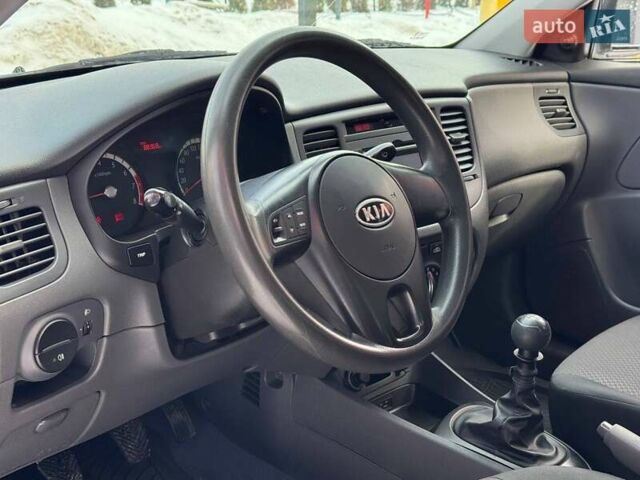 Серый Киа Рио, объемом двигателя 1.4 л и пробегом 89 тыс. км за 4900 $, фото 8 на Automoto.ua
