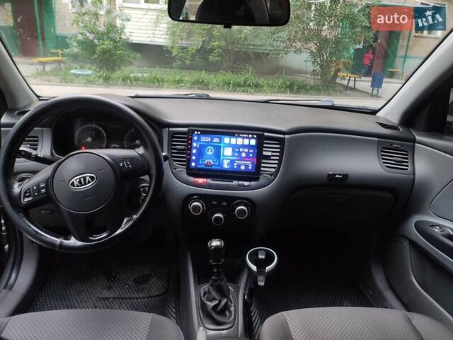Серый Киа Рио, объемом двигателя 1.4 л и пробегом 226 тыс. км за 5200 $, фото 12 на Automoto.ua