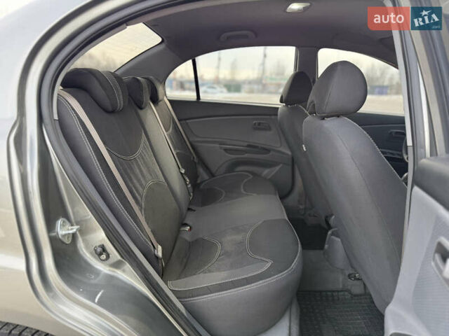 Серый Киа Рио, объемом двигателя 1.4 л и пробегом 180 тыс. км за 4699 $, фото 9 на Automoto.ua