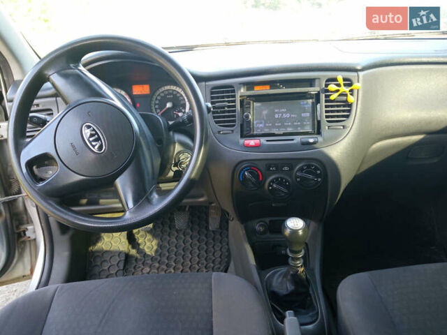 Серый Киа Рио, объемом двигателя 1.4 л и пробегом 278 тыс. км за 3000 $, фото 6 на Automoto.ua