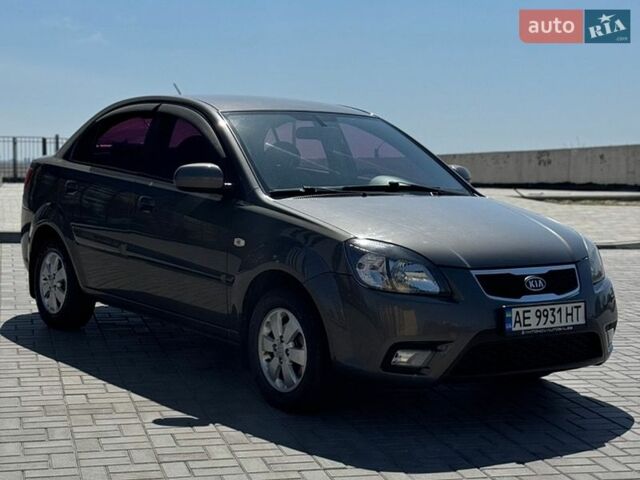 Серый Киа Рио, объемом двигателя 1.4 л и пробегом 135 тыс. км за 4999 $, фото 6 на Automoto.ua