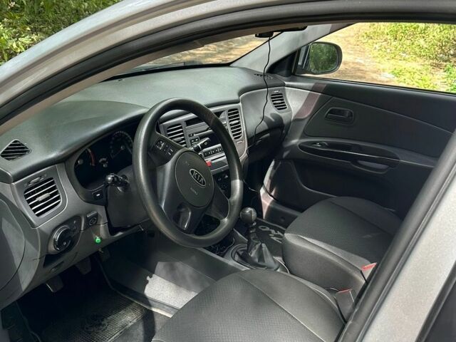 Сірий Кіа Ріо, об'ємом двигуна 1.4 л та пробігом 174 тис. км за 5900 $, фото 5 на Automoto.ua