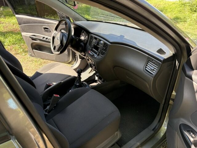 Серый Киа Рио, объемом двигателя 1.4 л и пробегом 167 тыс. км за 5500 $, фото 2 на Automoto.ua