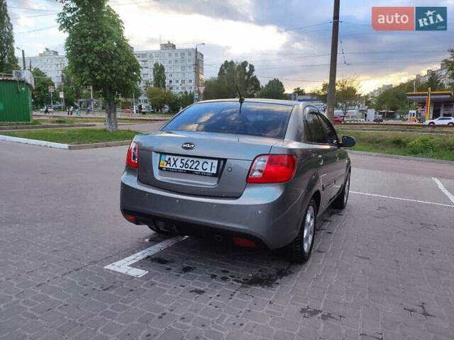 Серый Киа Рио, объемом двигателя 1.4 л и пробегом 226 тыс. км за 5200 $, фото 4 на Automoto.ua