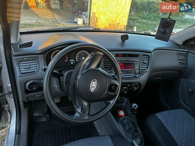 Сірий Кіа Ріо, об'ємом двигуна 1.4 л та пробігом 245 тис. км за 4000 $, фото 12 на Automoto.ua