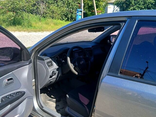 Серый Киа Рио, объемом двигателя 1.4 л и пробегом 235 тыс. км за 4000 $, фото 4 на Automoto.ua